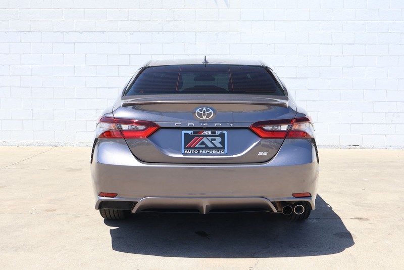 Toyota Camry Vehicle Full-screen Gallery Image 06