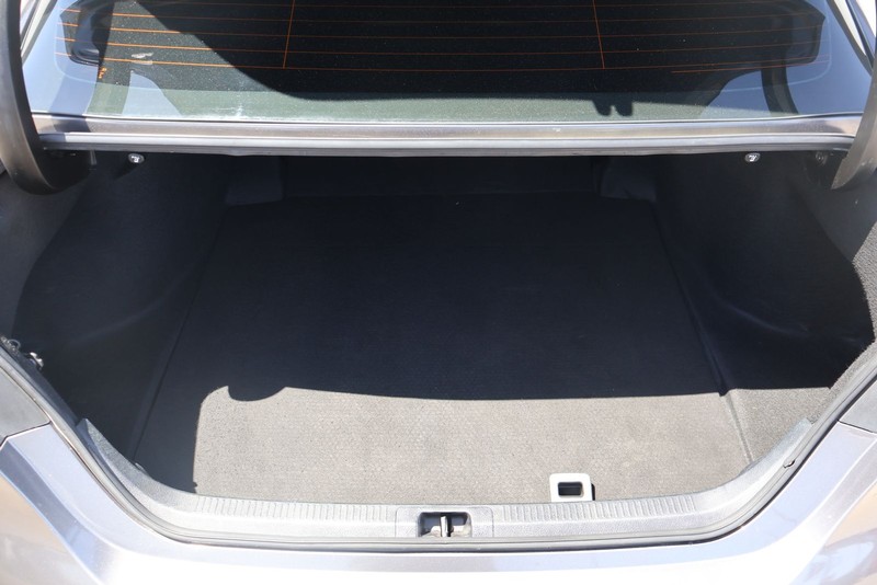 Toyota Camry Vehicle Full-screen Gallery Image 08