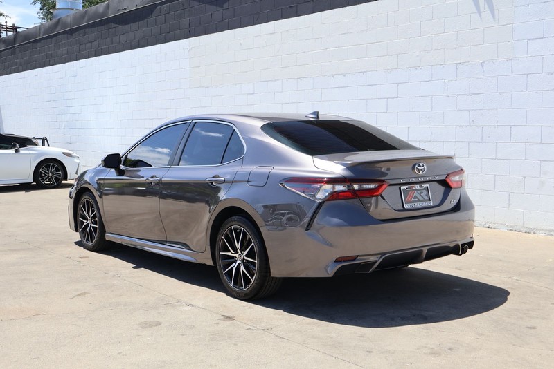 Toyota Camry Vehicle Full-screen Gallery Image 09