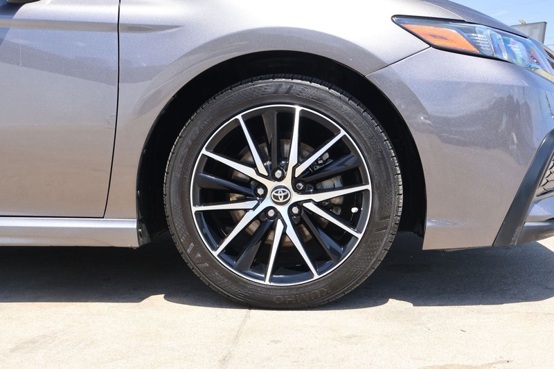Toyota Camry Vehicle Full-screen Gallery Image 13