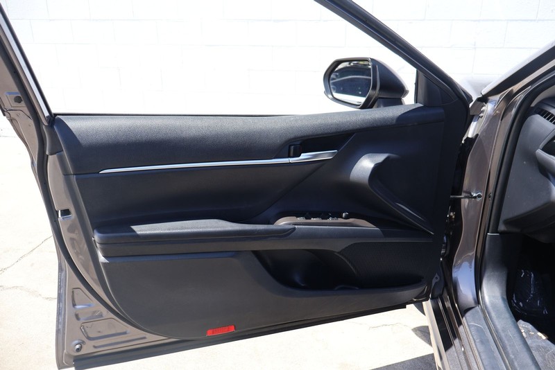 Toyota Camry Vehicle Full-screen Gallery Image 14