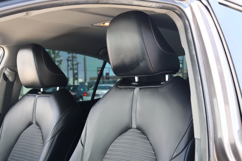 Toyota Camry Vehicle Full-screen Gallery Image 17