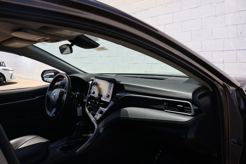 Toyota Camry Vehicle Full-screen Gallery Image 18