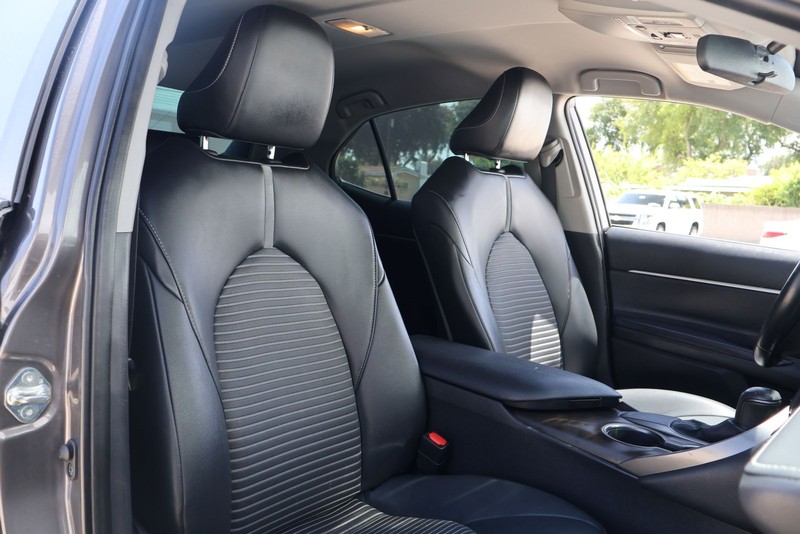 Toyota Camry Vehicle Full-screen Gallery Image 19