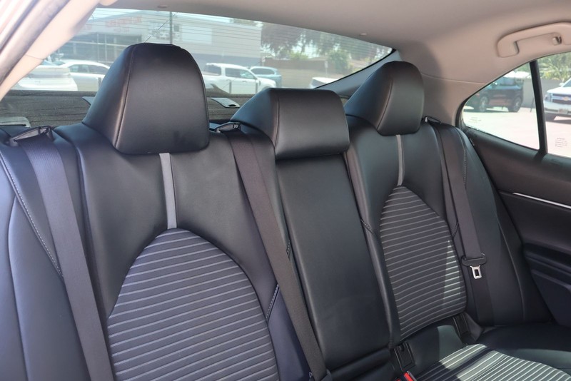 Toyota Camry Vehicle Full-screen Gallery Image 20