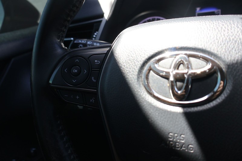 Toyota Camry Vehicle Full-screen Gallery Image 24