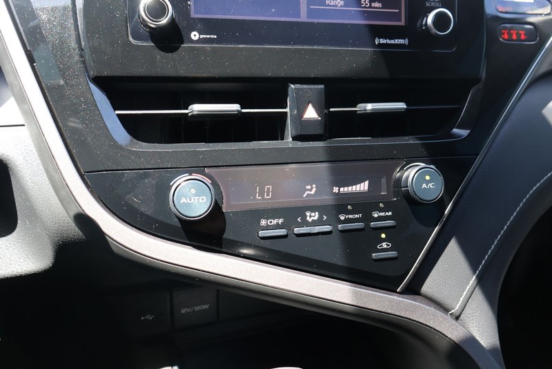 Toyota Camry Vehicle Full-screen Gallery Image 29