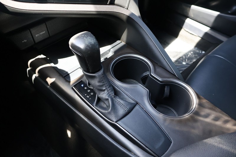 Toyota Camry Vehicle Full-screen Gallery Image 30