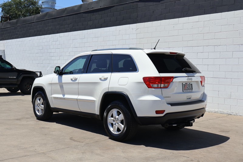 Jeep Grand Cherokee Vehicle Full-screen Gallery Image 09