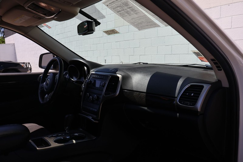 Jeep Grand Cherokee Vehicle Full-screen Gallery Image 18