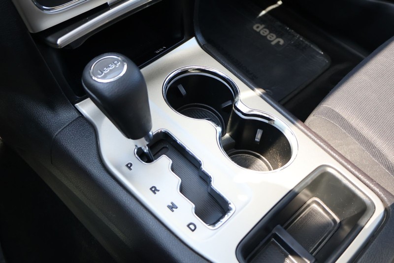 Jeep Grand Cherokee Vehicle Full-screen Gallery Image 29