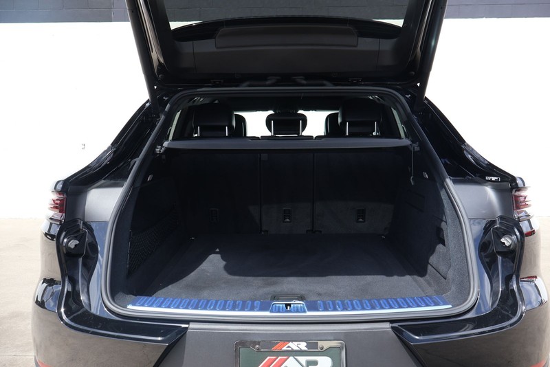 Porsche Cayenne Vehicle Full-screen Gallery Image 08