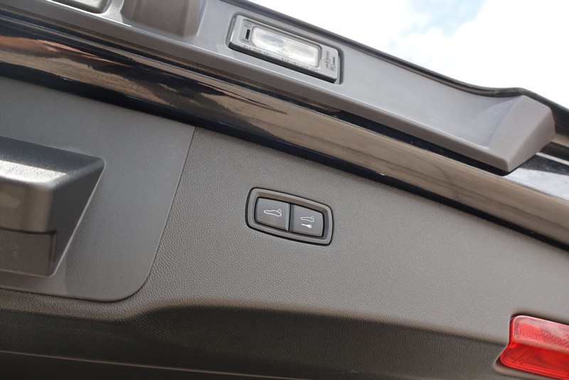 Porsche Cayenne Vehicle Full-screen Gallery Image 09