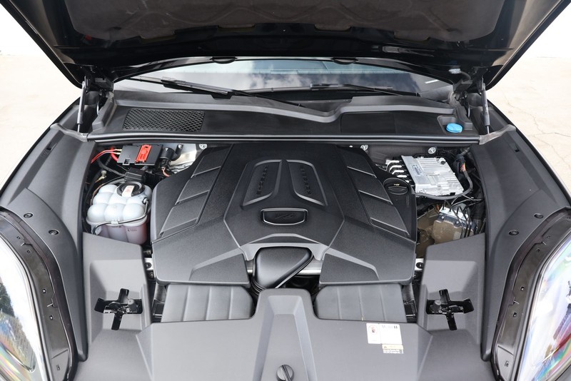 Porsche Cayenne Vehicle Full-screen Gallery Image 13