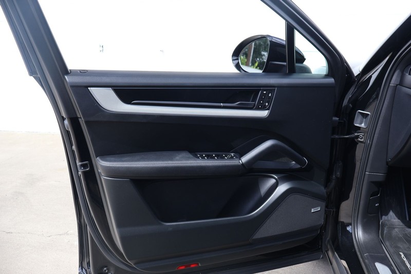 Porsche Cayenne Vehicle Full-screen Gallery Image 15
