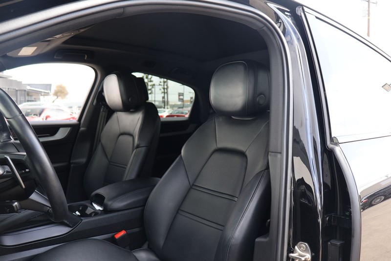 Porsche Cayenne Vehicle Full-screen Gallery Image 17