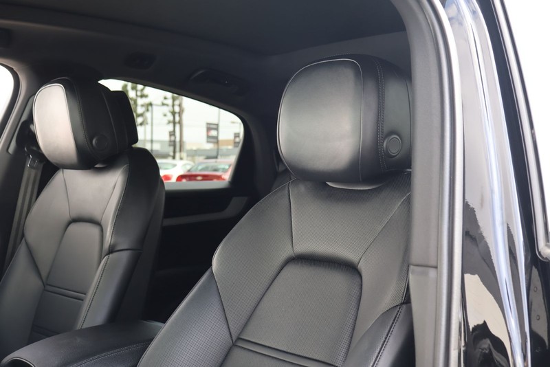 Porsche Cayenne Vehicle Full-screen Gallery Image 18