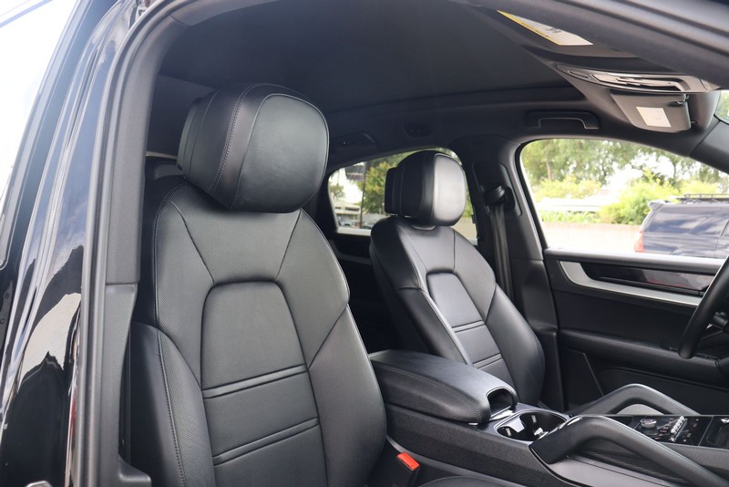 Porsche Cayenne Vehicle Full-screen Gallery Image 20