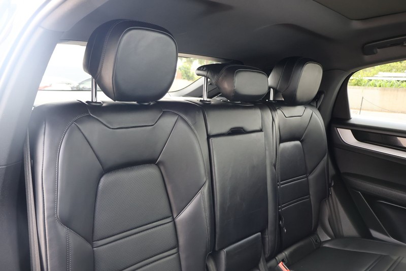 Porsche Cayenne Vehicle Full-screen Gallery Image 21