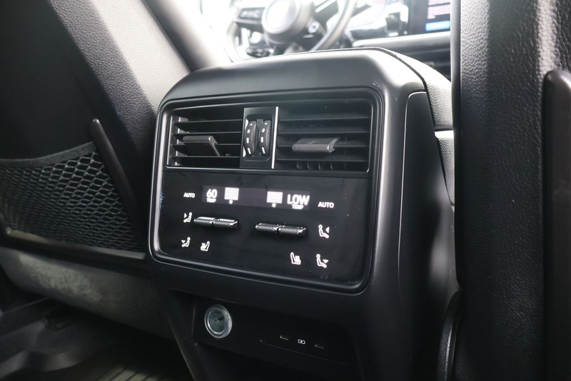 Porsche Cayenne Vehicle Full-screen Gallery Image 22