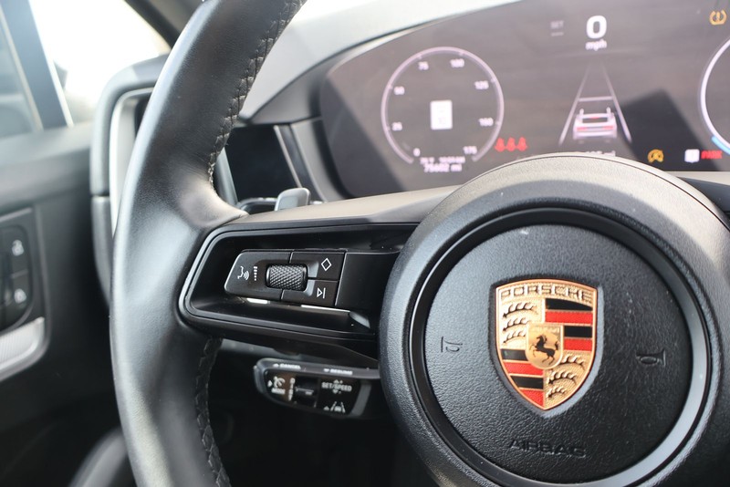 Porsche Cayenne Vehicle Full-screen Gallery Image 26
