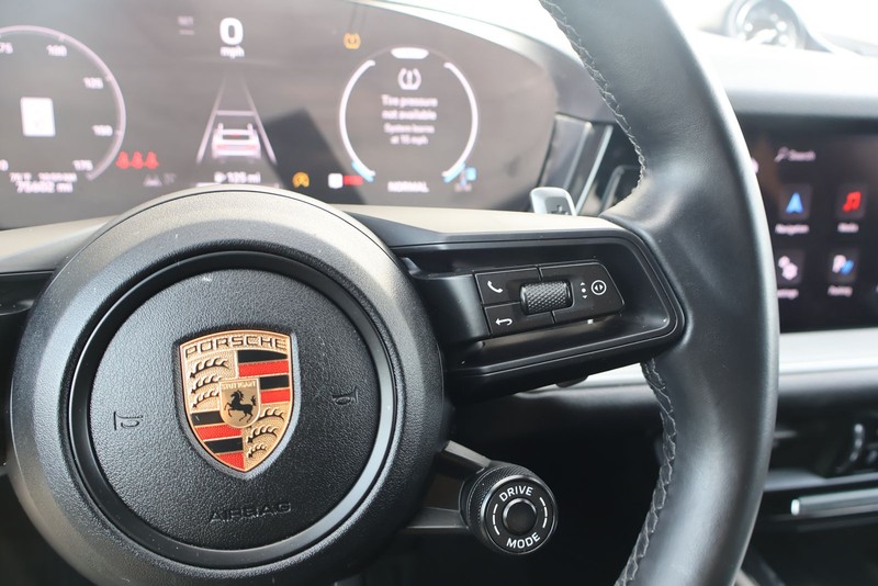 Porsche Cayenne Vehicle Full-screen Gallery Image 27