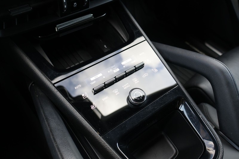 Porsche Cayenne Vehicle Full-screen Gallery Image 34