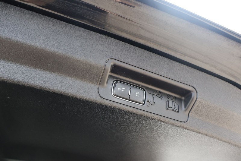 Ford Explorer Vehicle Full-screen Gallery Image 09
