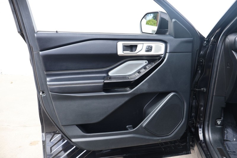 Ford Explorer Vehicle Full-screen Gallery Image 15
