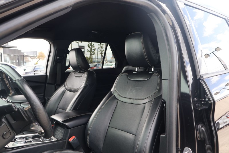 Ford Explorer Vehicle Full-screen Gallery Image 17