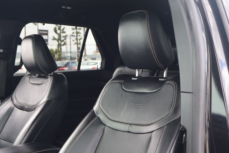 Ford Explorer Vehicle Full-screen Gallery Image 18