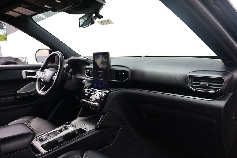 Ford Explorer Vehicle Full-screen Gallery Image 19