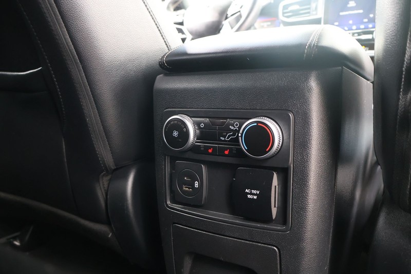 Ford Explorer Vehicle Full-screen Gallery Image 23