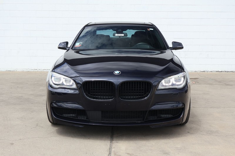 BMW 750i Vehicle Full-screen Gallery Image 02