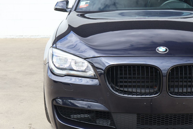 BMW 750i Vehicle Full-screen Gallery Image 03