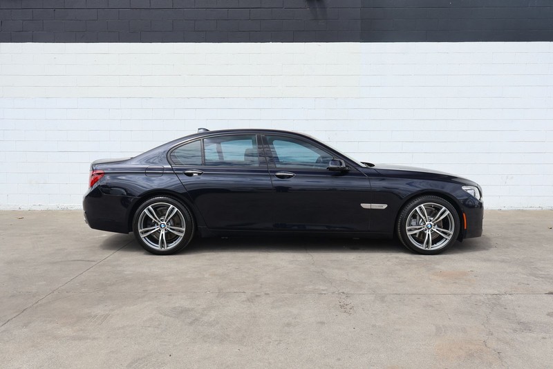 BMW 750i Vehicle Full-screen Gallery Image 04