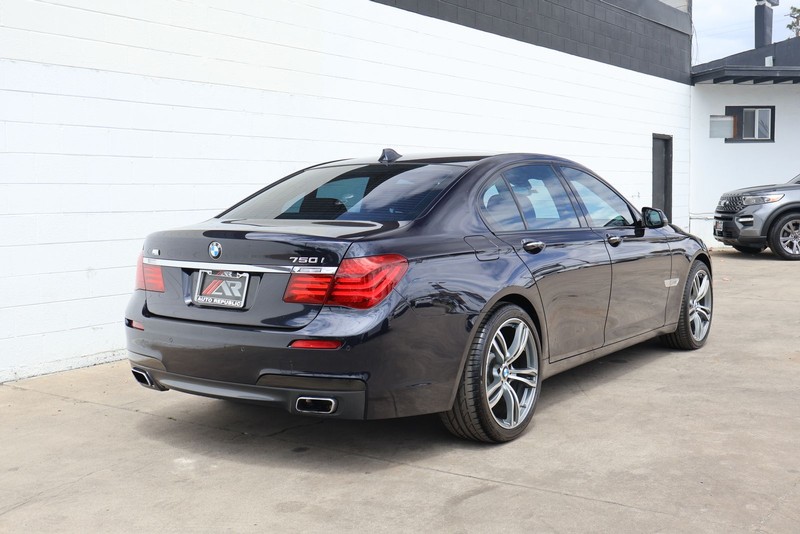 BMW 750i Vehicle Full-screen Gallery Image 05