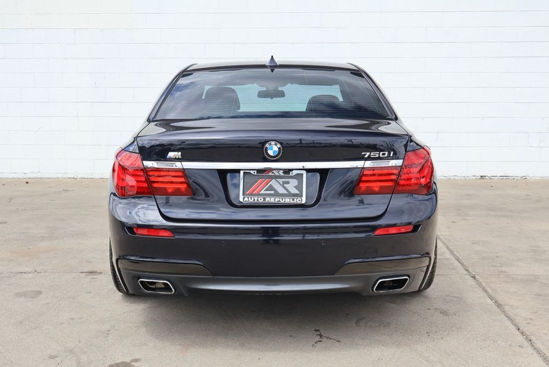 BMW 750i Vehicle Full-screen Gallery Image 06