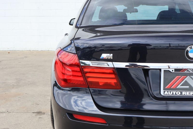 BMW 750i Vehicle Full-screen Gallery Image 07
