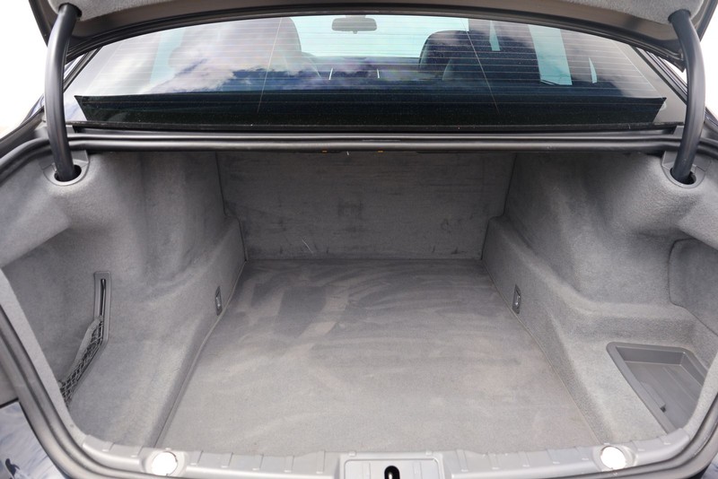 BMW 750i Vehicle Full-screen Gallery Image 08