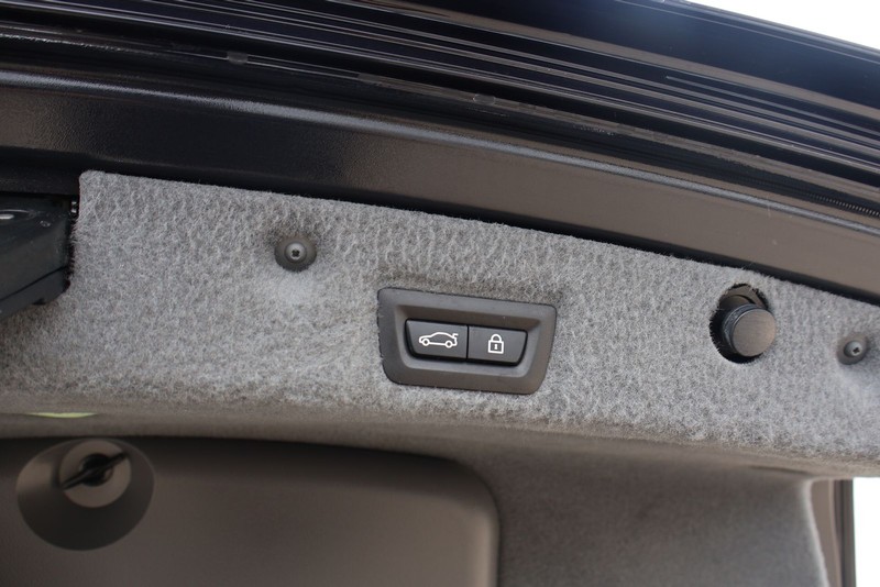 BMW 750i Vehicle Full-screen Gallery Image 09