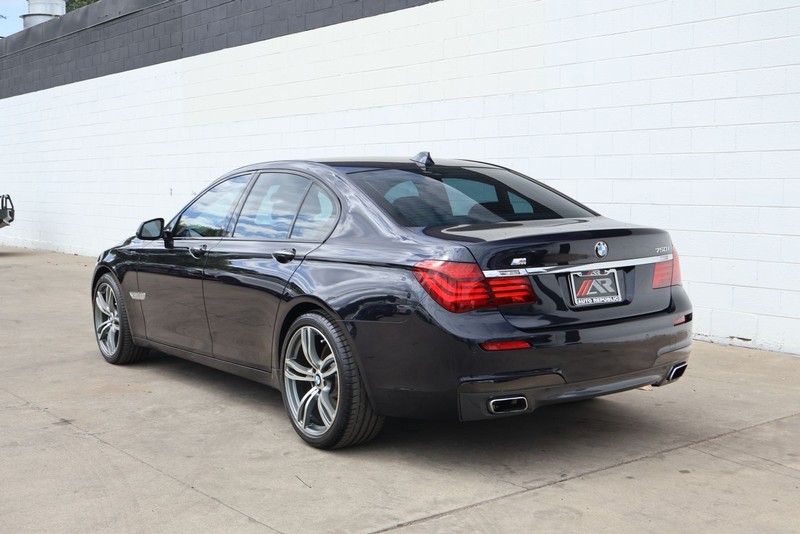 BMW 750i Vehicle Full-screen Gallery Image 10