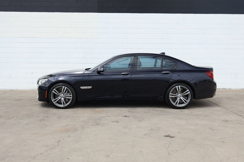 BMW 750i Vehicle Full-screen Gallery Image 11