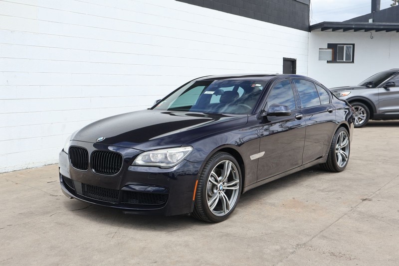 BMW 750i Vehicle Full-screen Gallery Image 12