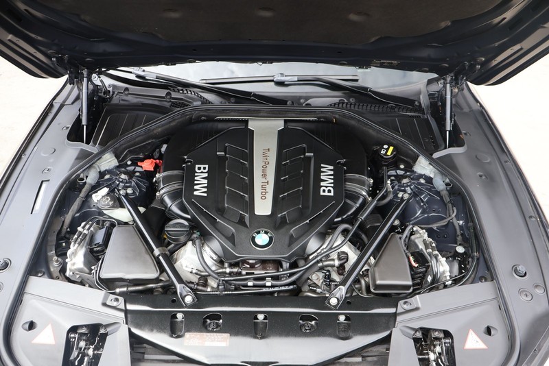 BMW 750i Vehicle Full-screen Gallery Image 13