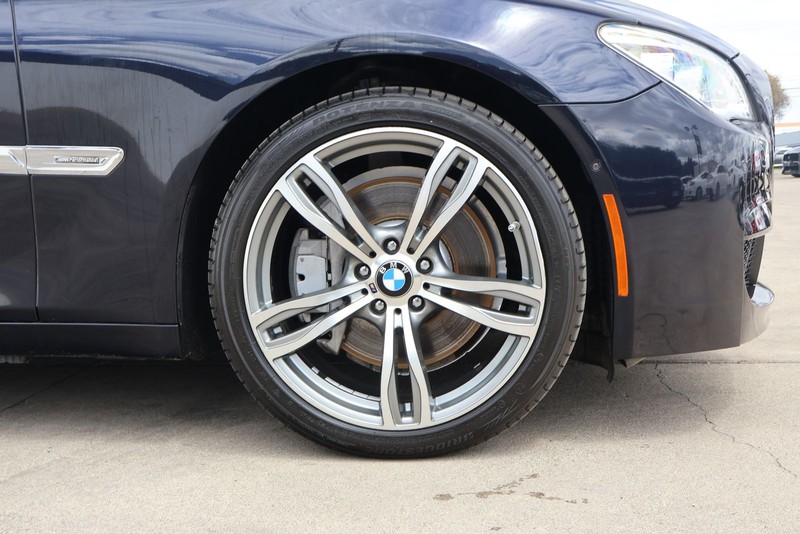 BMW 750i Vehicle Full-screen Gallery Image 14
