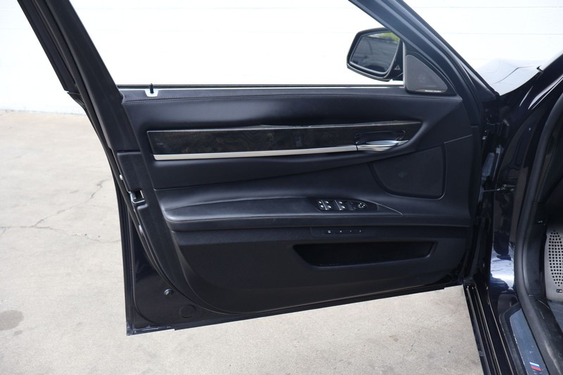BMW 750i Vehicle Full-screen Gallery Image 15