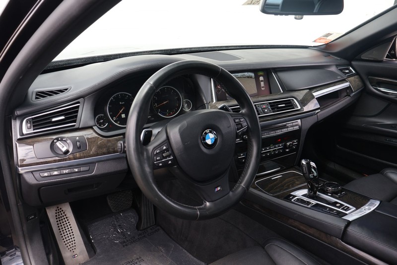 BMW 750i Vehicle Full-screen Gallery Image 16