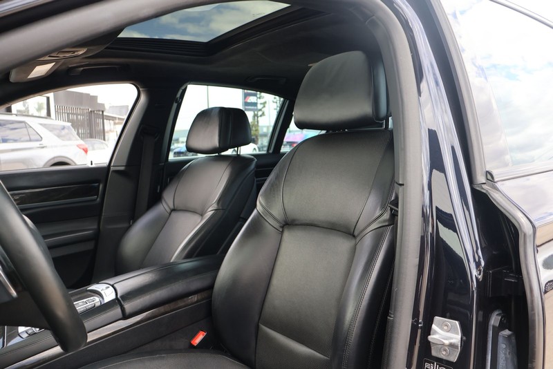 BMW 750i Vehicle Full-screen Gallery Image 17