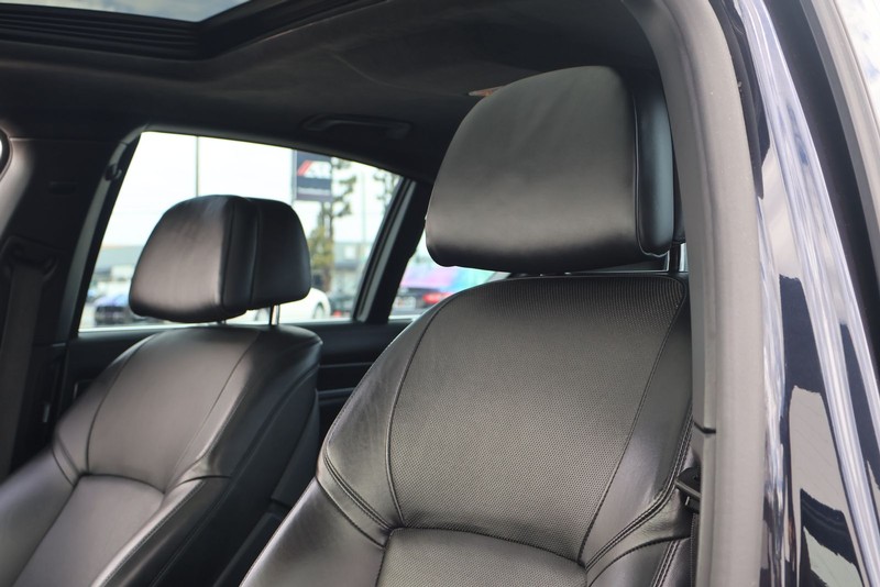 BMW 750i Vehicle Full-screen Gallery Image 18